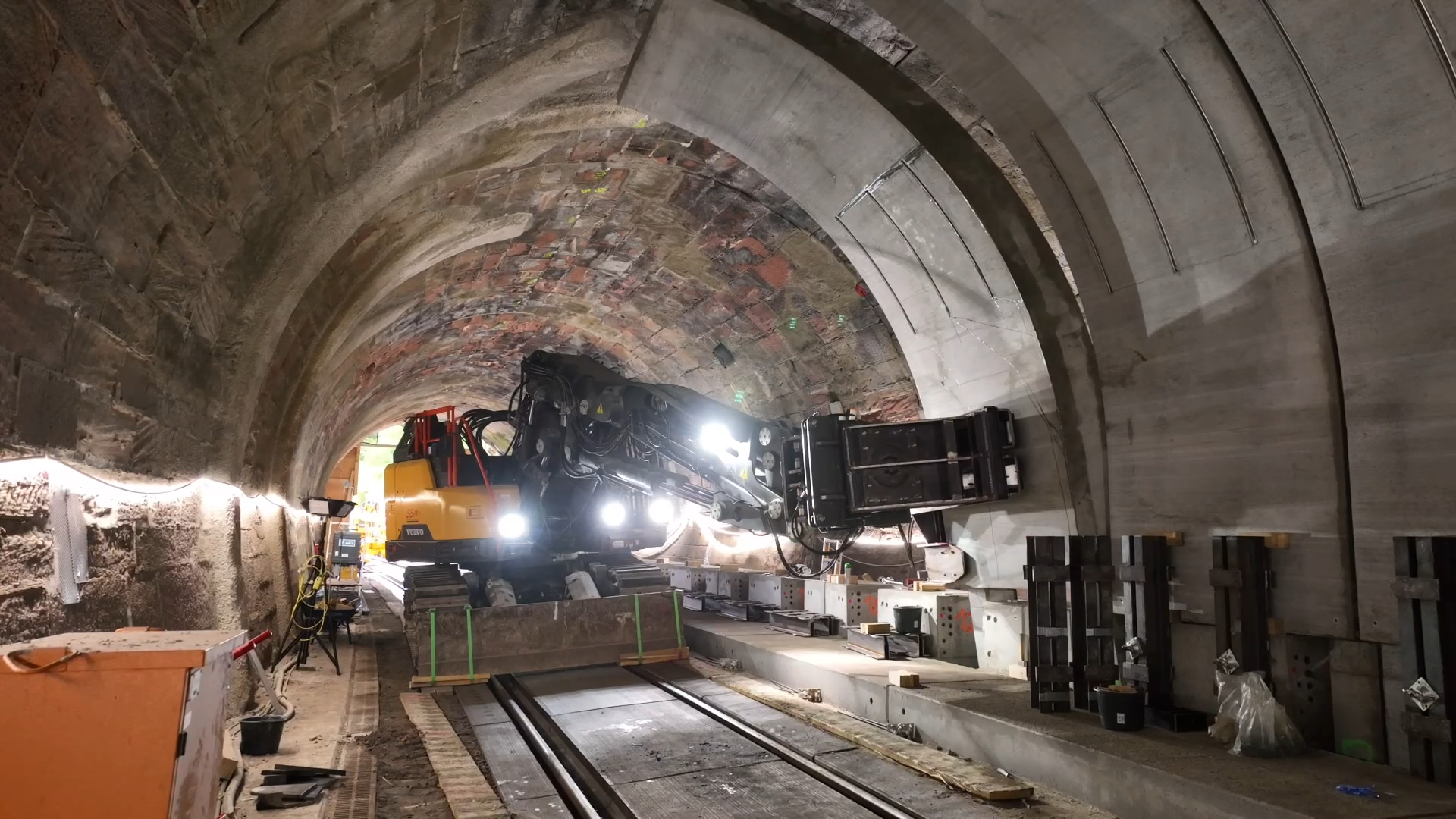 Eine große Maschine arbeitet in einem Tunnel.
