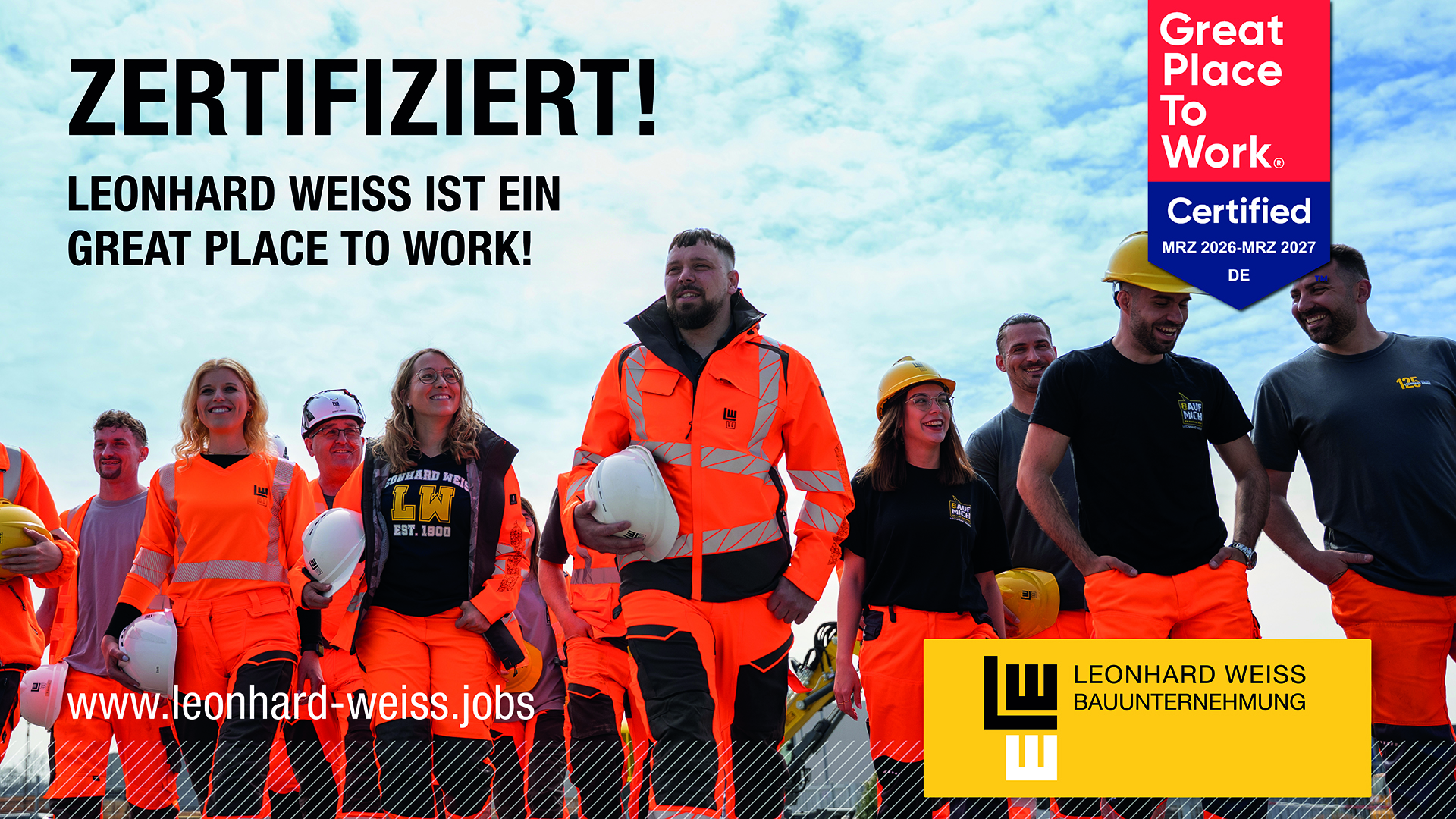 Menschen sind glücklich und stehen unter blauem Himmel.