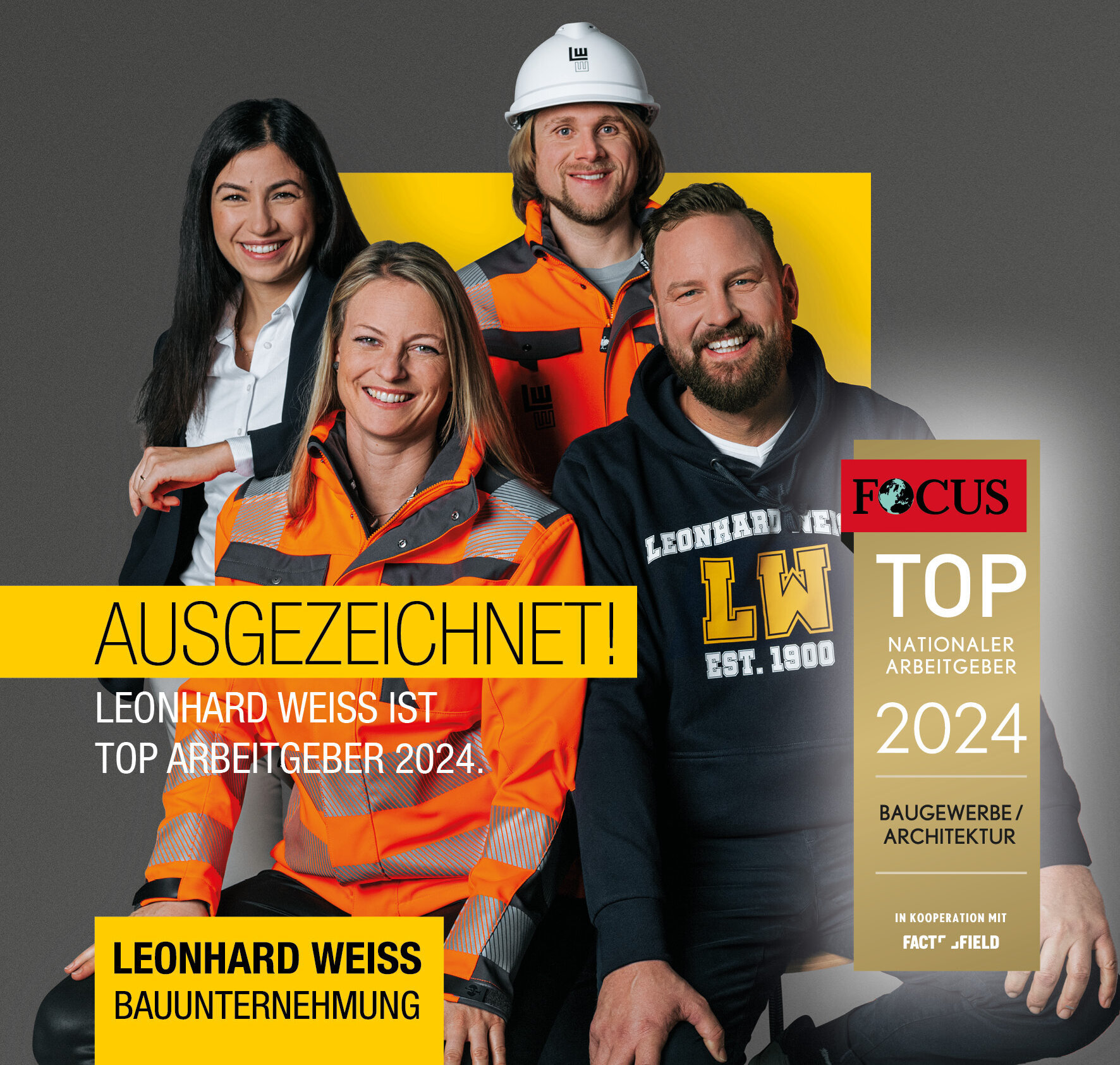 Vier lachende Mitarbeitende von Leonhard Weiss, zwei in orangefarbener Sicherheitskleidung, einer im Hoodie und eine im Business-Outfit, posieren vor grauem Hintergrund. Daneben das Siegel ‚FOCUS Top nationaler Arbeitgeber 2024‘ für Baugewerbe/Architektur.