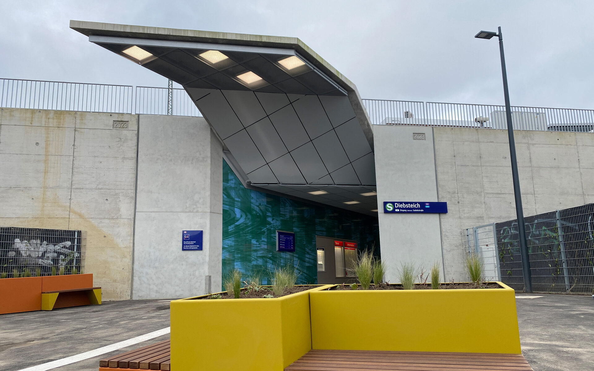Der südliche Zugang zu Bahnsteig 1 mit Vorplatz