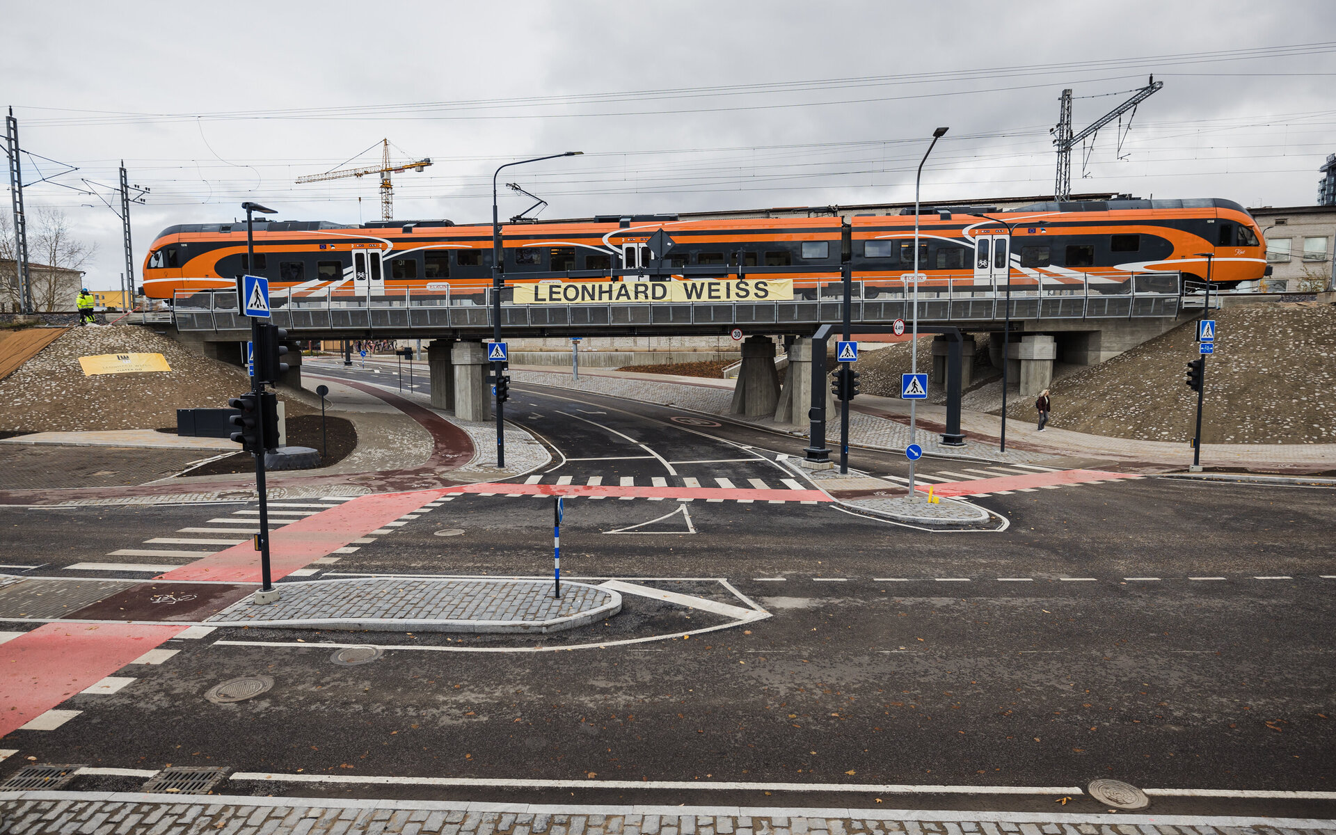 Der orangefarbener Elron-Reisezug fährt über den Tondi Viadukt.