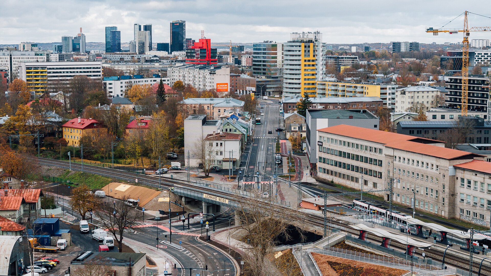 Blick auf die Kreuzung Tondi aus der Vogelperspektive mit Autos und Fußgängern, umgeben von einer Mischung aus alten und neuen Gebäuden.