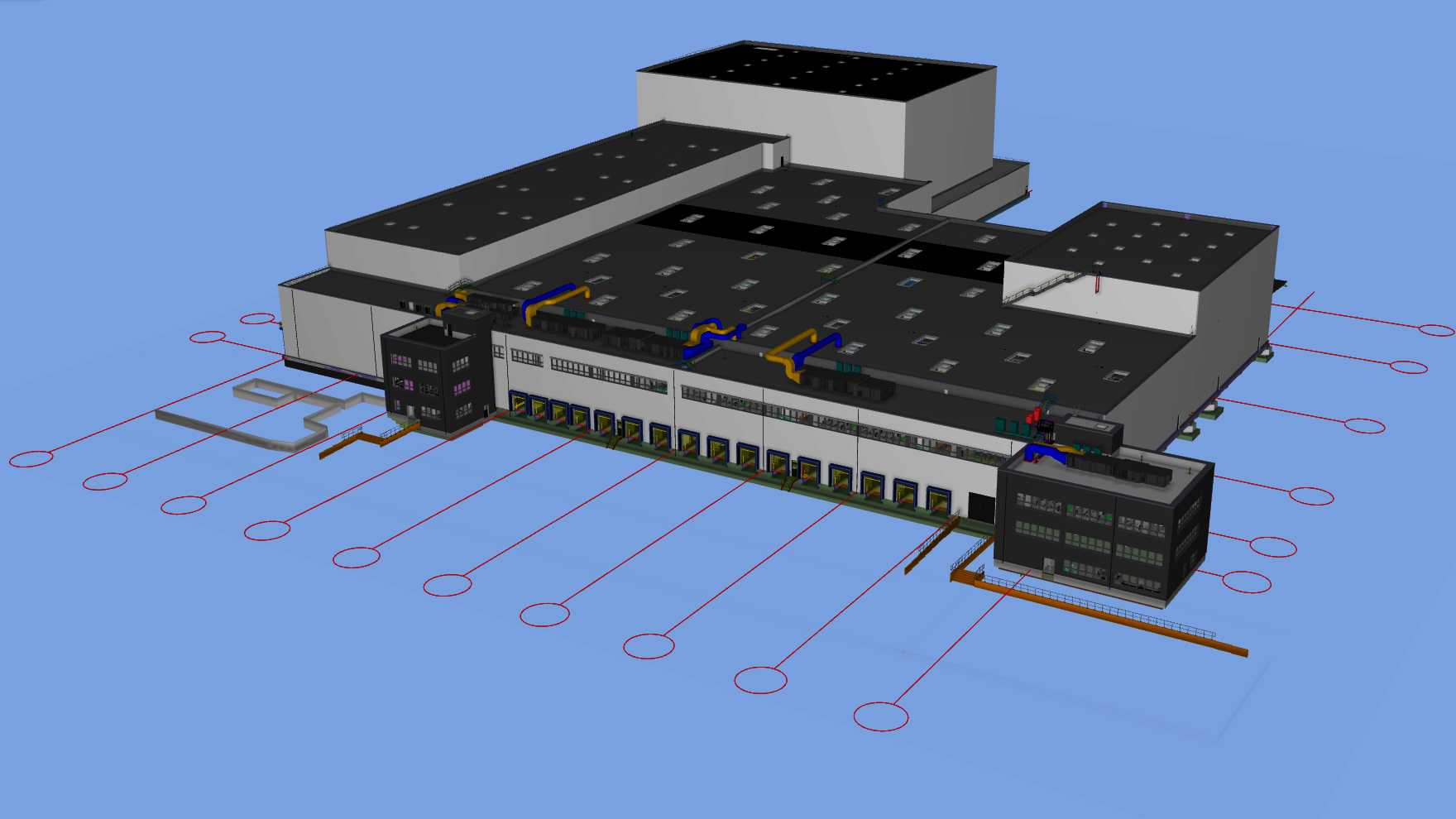 3D-BIM-Modell eines großen Industrie- und Logistikgebäudes. Sichtbar sind Hallenflächen mit angedeuteten Ladebereichen und Andockstationen, dazu Verwaltungsgebäude und farblich hervorgehobene Leitungen auf dem Dach.