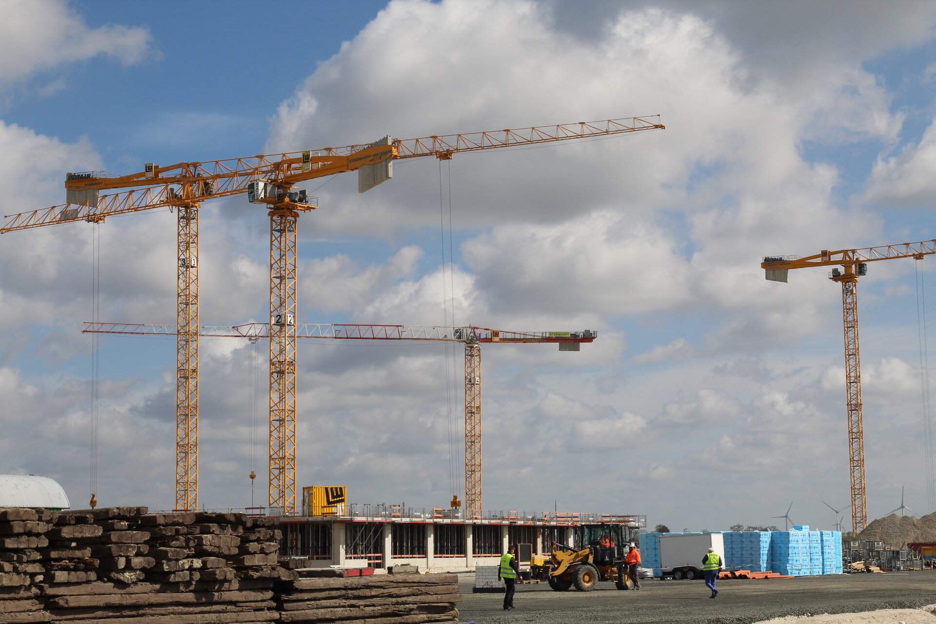 Kräne stehen auf einer Baustelle.