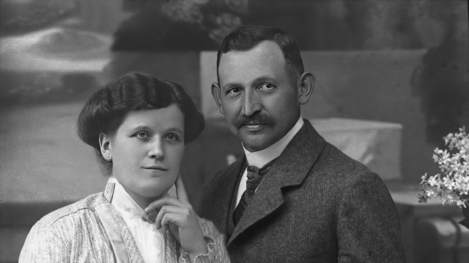 Historisches Schwarz-Weiß-Porträt von Leonhard Weiß und seiner Ehefrau Ottilie