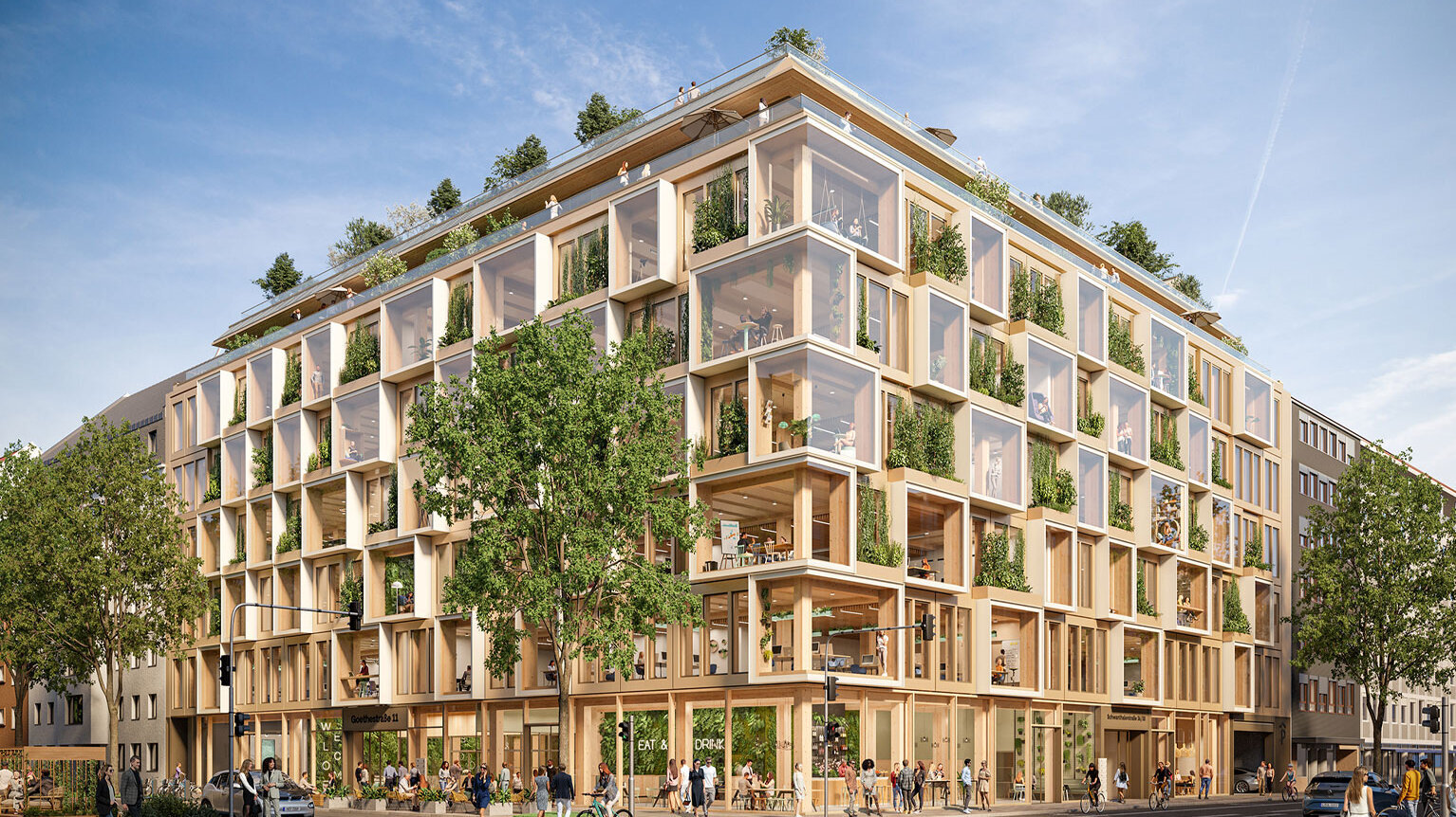 Das architektonisch ansprechende Gebäude zeigt eine Fassade aus Holz und Glas, mit Pflanzen auf den Balkonen und einer belebten Umgebung.