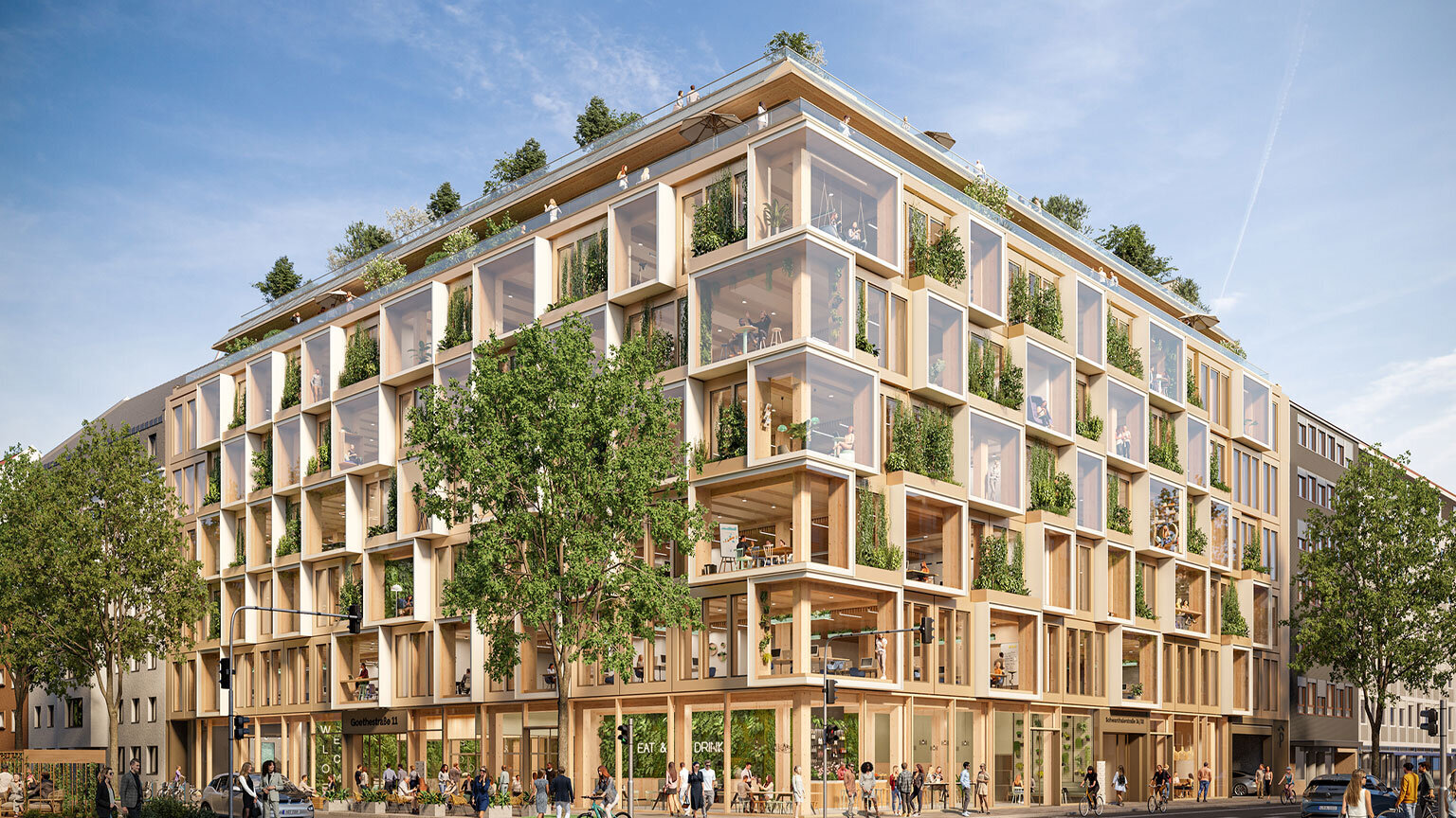 Das architektonisch ansprechende Gebäude zeigt eine Fassade aus Holz und Glas, mit Pflanzen auf den Balkonen und einer belebten Umgebung.