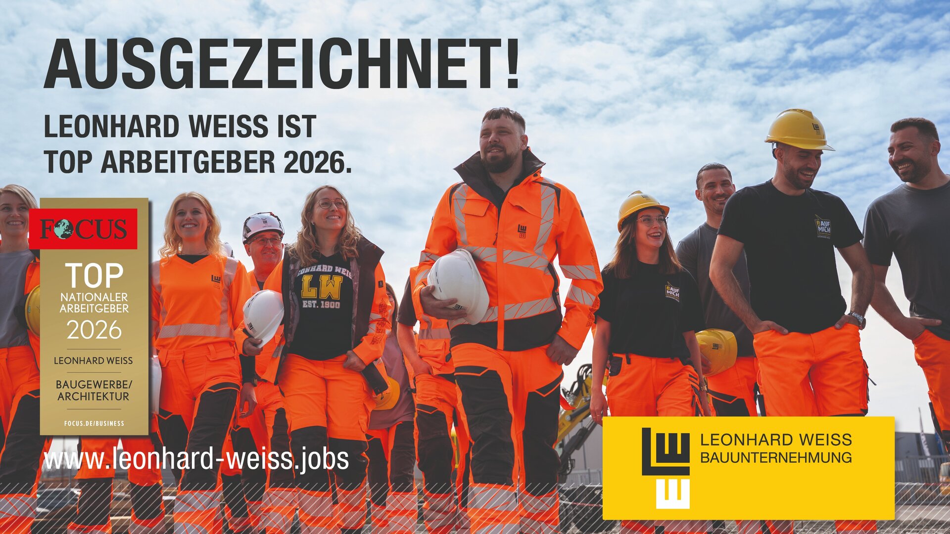 Eine Gruppe von Personen in orangefarbener Sicherheitskleidung steht zusammen.