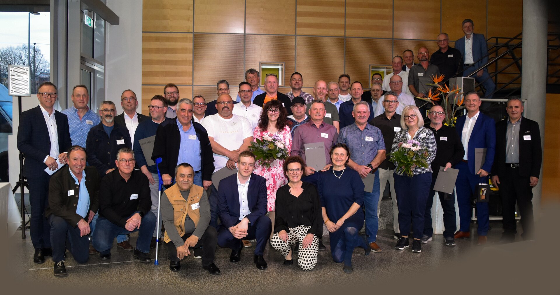 Eine glückliche Personengruppe macht ein Gruppenbild.
