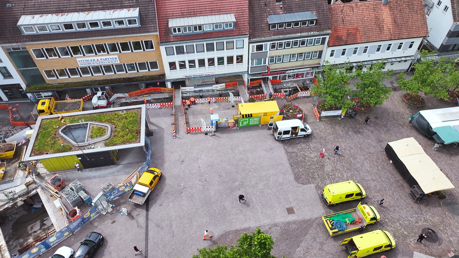 Ein Marktplatz, auf dem viele Baumaschinen stehen.