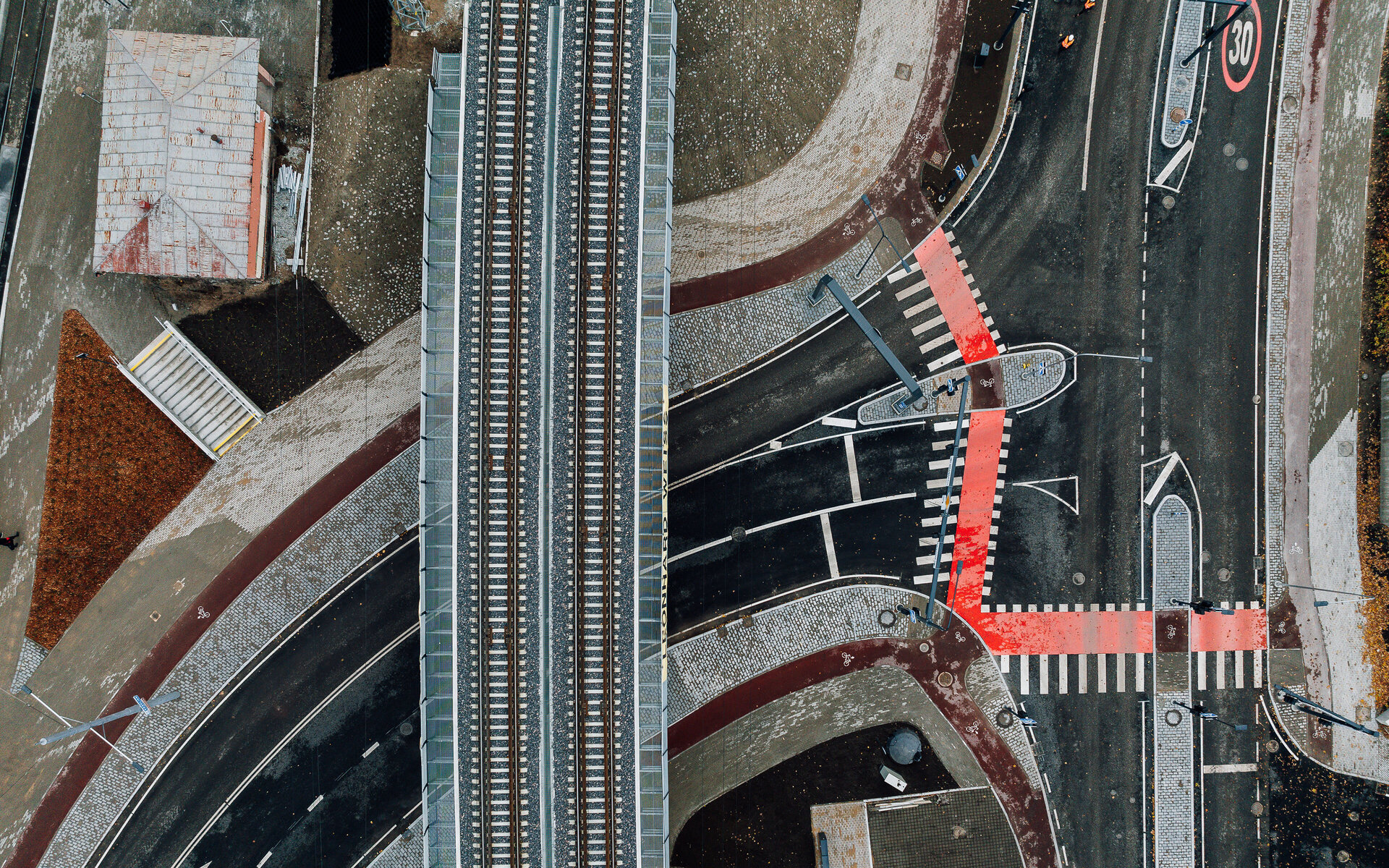 Die Ansicht von oben zeigt das fertiggestellte Tondi Viadukt mit markierten Fußgängerüberwegen und einer Eisenbahnlinie.